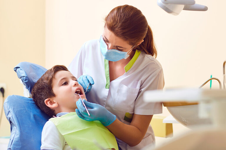 Babadores descartáveis odontológicos: proteção, praticidade e acolhimento no atendimento clínico