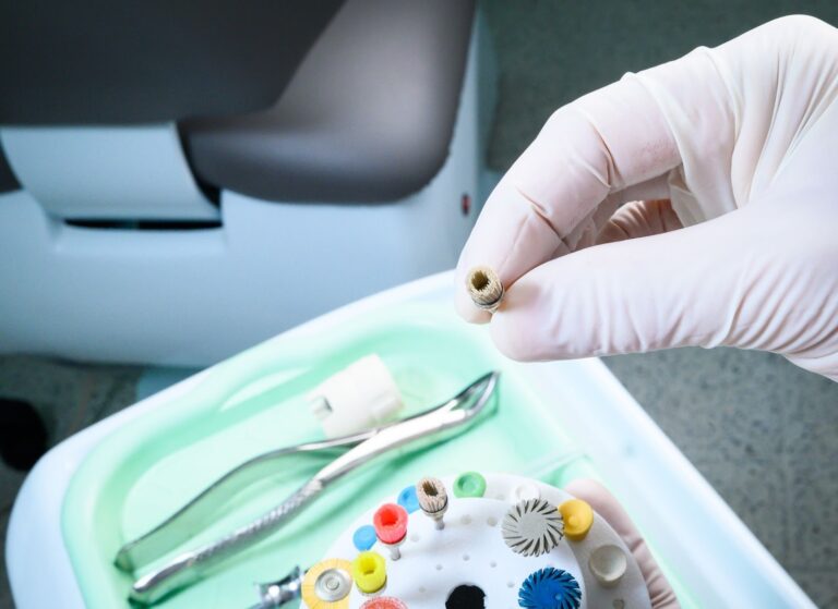 Preparo de Pinos Intraradiculares: passo a passo com Contra-ângulo